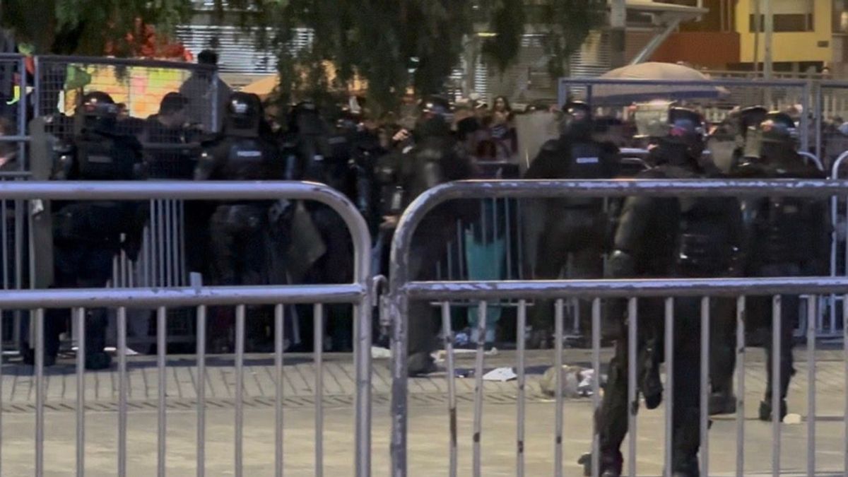 Intento de ingreso de personas a homenaje a Yeison Jiménez.