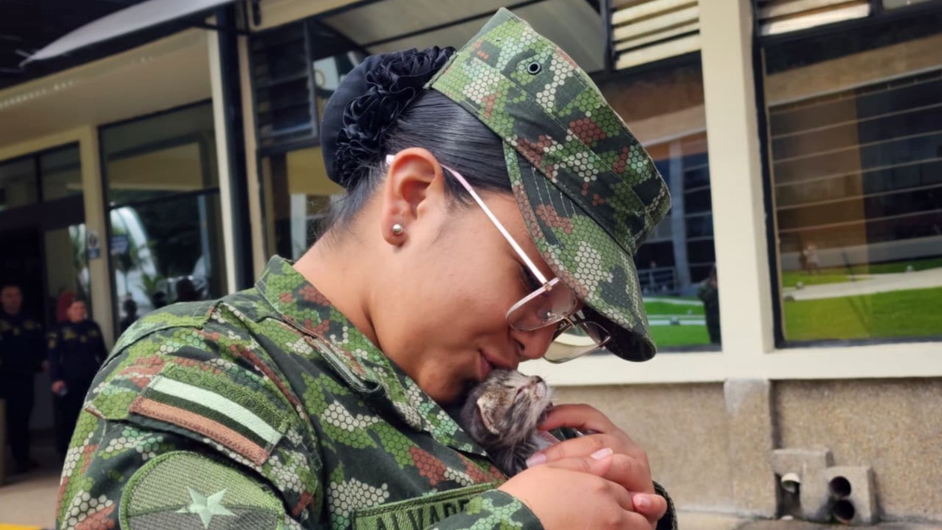 Cuidar a la gatica no es tarea fácil. Se despierta cada dos horas y, al estar tan pequeña, se debe alimentar con una jeringa. También hay que ayudarle a ir al baño. 