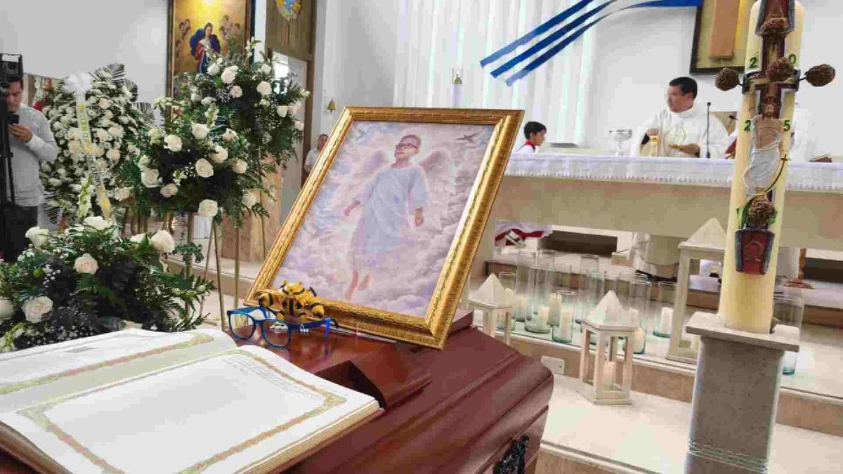 Velorio de Ismael, el niño de 11 años que murió en el atentado contra el subdirector de la cárcel de Rivera, Huila.