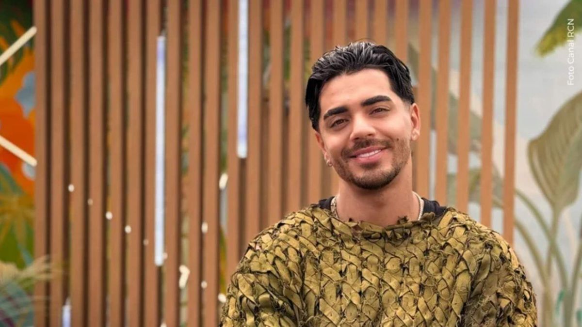 Jay Torres permanece en el loft de La casa de los famosos Colombia 3 mientras el público decide si continúa en el reality.