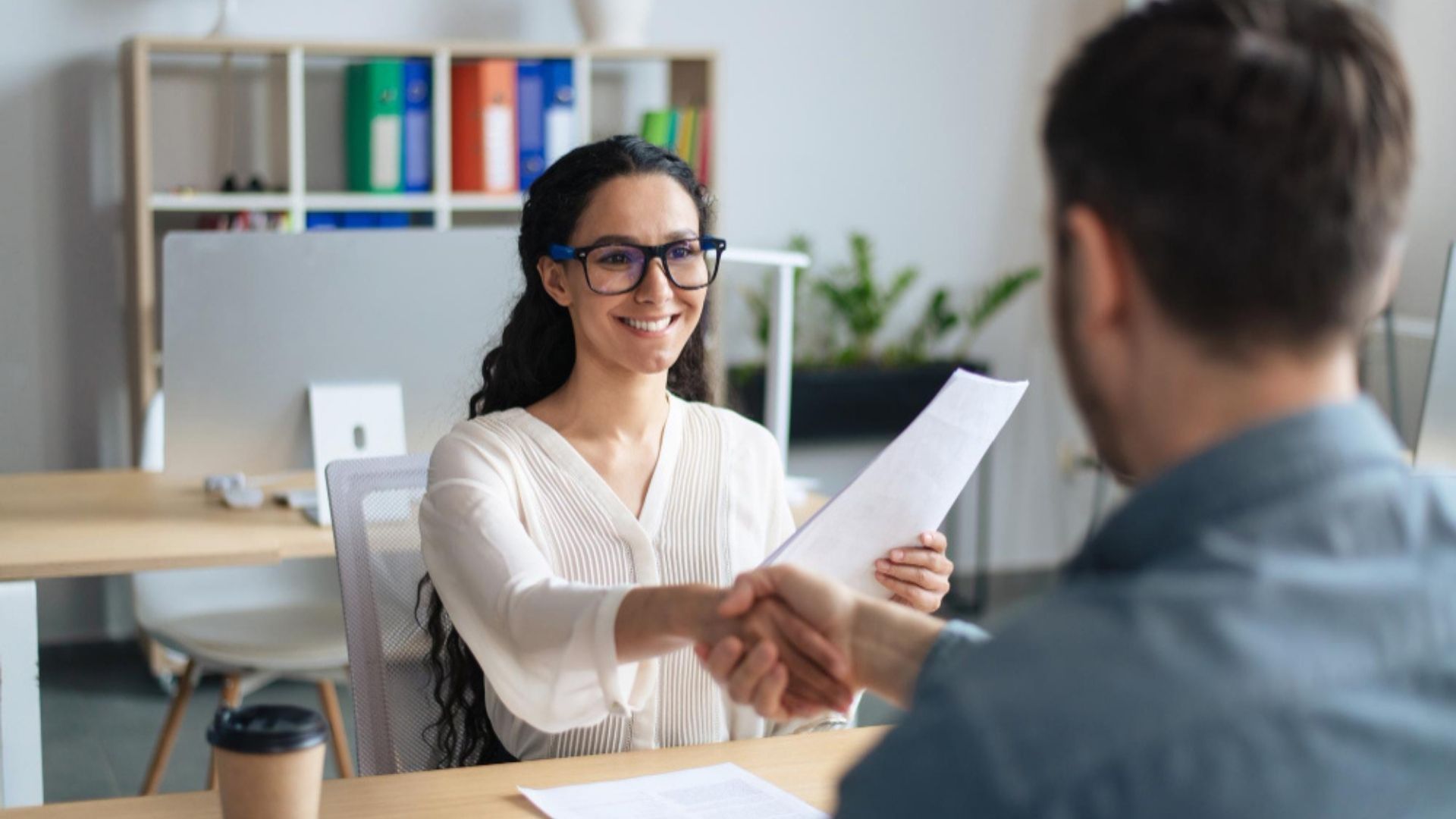 Cuando el empleador no cumple con el pago en el plazo establecido, la ley es clara: deberá pagar un día de salario por cada día de retraso. 
