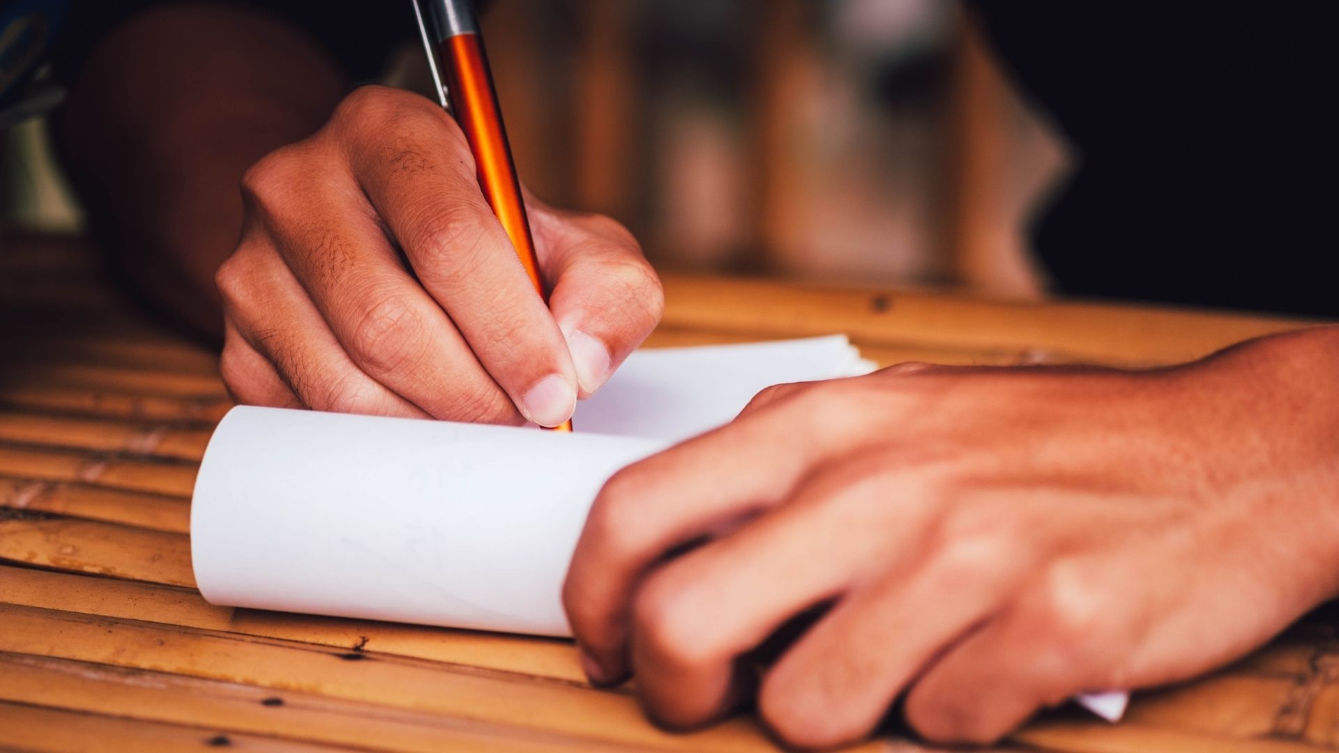 La letra refleja patrones internos que la grafología analiza hoy con apoyo de inteligencia artificial.