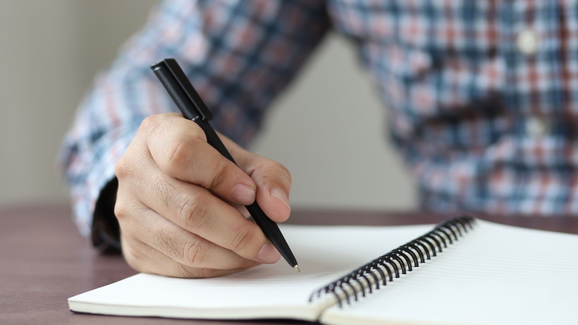 Escribir a mano deja huellas que permiten interpretar la personalidad con ayuda de la IA.