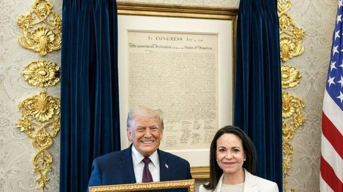 La imagen de la entrega del Nobel de paz por parte de María Corina Machado al presidente Donald Trump.