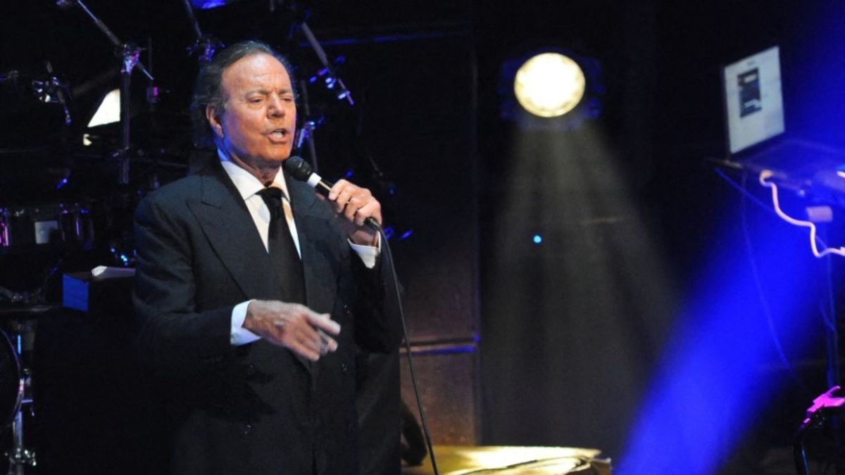 El cantante Julio Iglesias se pronunció este viernes frente a los señalamientos hechos por dos mujeres que en el pasado trabajaron para él.