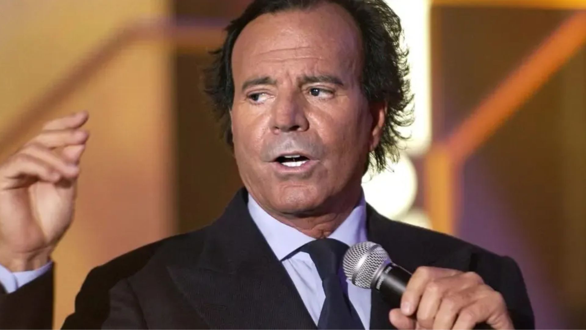 Finalmente, Giovana Ríos, directora ejecutiva de la organización, señaló que otras mujeres que trabajaron con el cantante se han comunicado con la entidad para compartir información. 