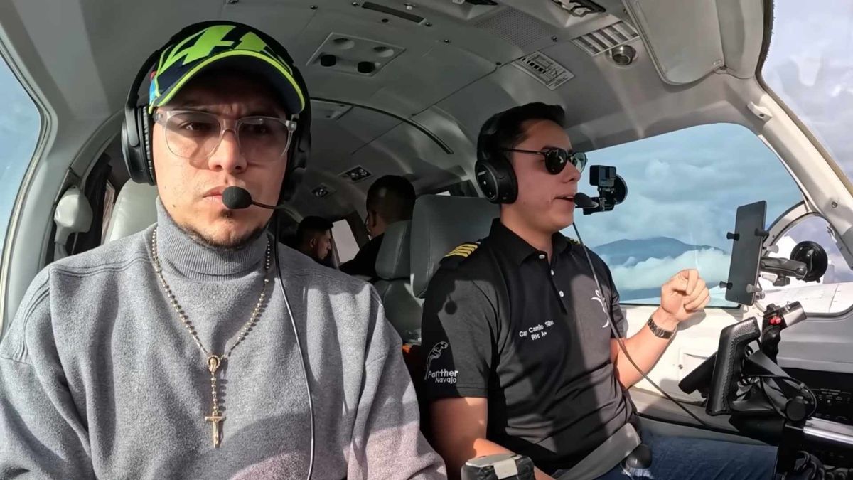 Yeison Jiménez aparece en cabina durante un vuelo documentado por el piloto Camilo Silva, en agosto de 2025