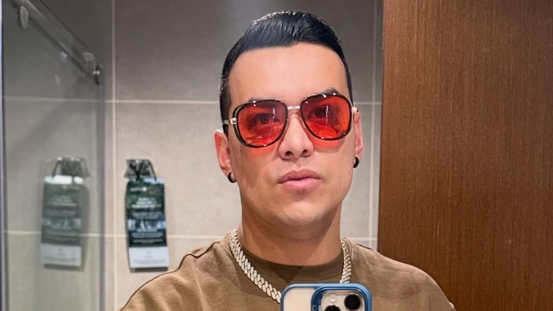 Un video publicado en 2025 muestra a Yeison Jiménez conversando en pleno vuelo sobre su interés por la aviación.