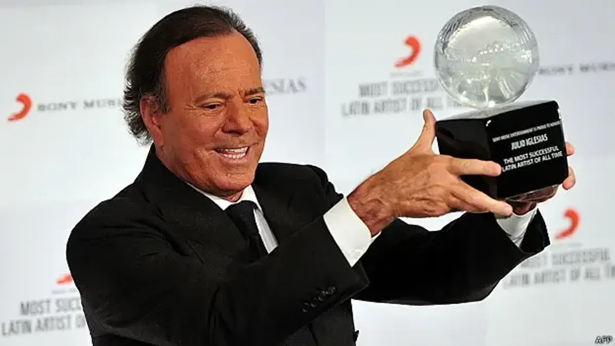 denuncias contra julio iglesias son un tipico chantaje esto dijo su exmanager fernan martinez