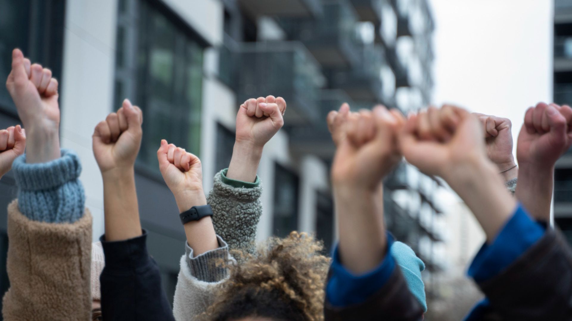 Uno de los puntos centrales del debate es la legalidad del aumento decretado por el Gobierno.