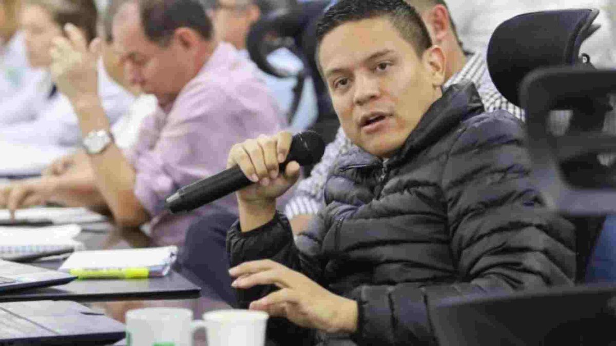 Alcalde de Girón , Campo Elías Ramírez. Campo Elías Ramírez gana otra vez la Alcaldía de Girón pese a haber sido destituido.