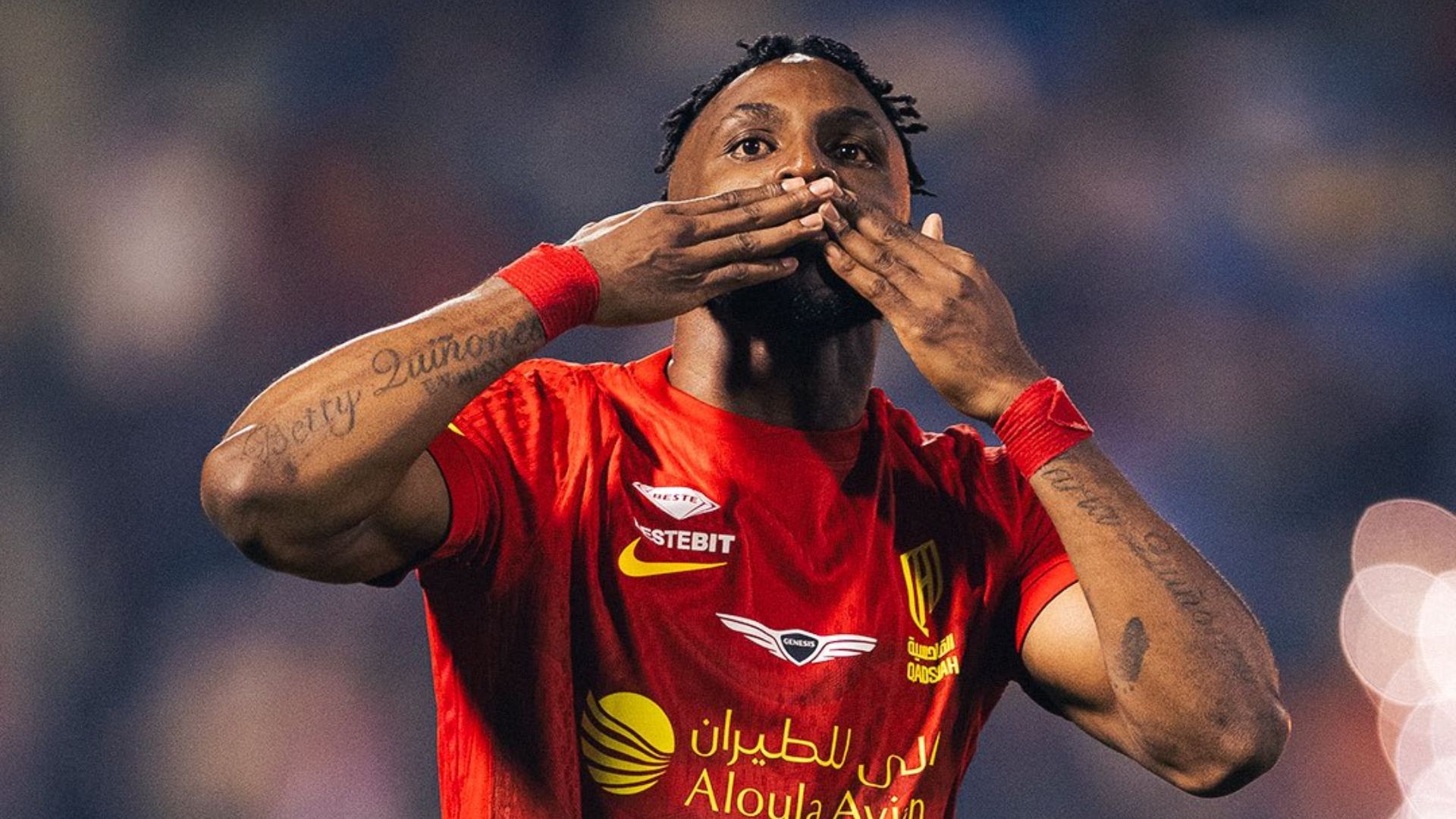 El jugador colombiano, Julián Quiñones, vistiendo la camiseta de su equipo, Al-Qadsiah, en la liga saudí