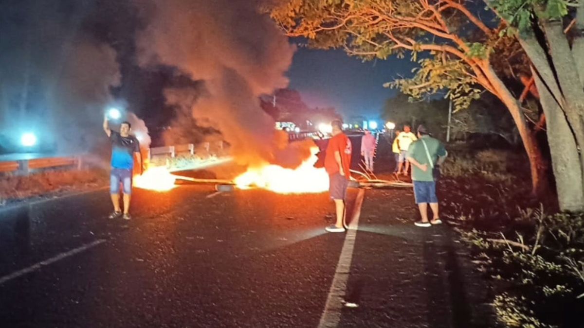 Comunidad de Sabanagrande (Atlántico ) exigen tarifa cero y desmonte de la caseta del peaje.