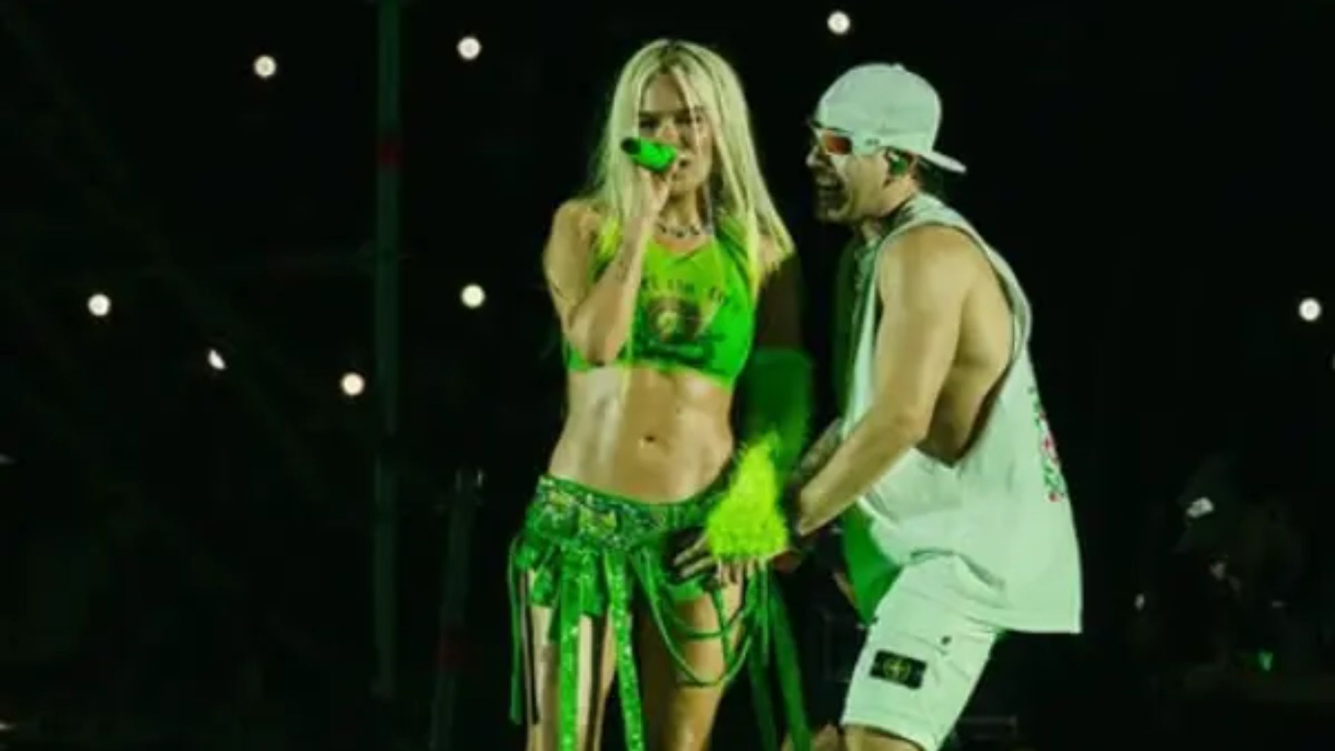 Aunque en ese momento no hicieron pública la relación, los rumores empezaron a circular poco después, especialmente tras el lanzamiento de su colaboración musical “FRIKI” en 2021.