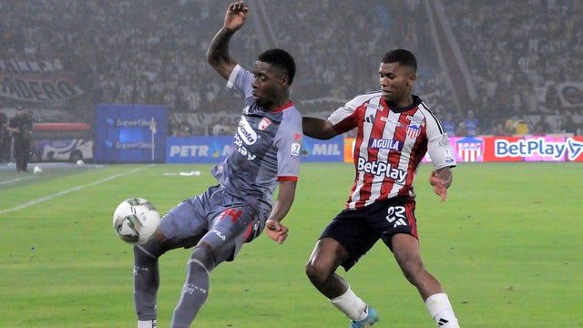 Junior vs. Santa Fe disputando el partido de ida en la Superliga 2026