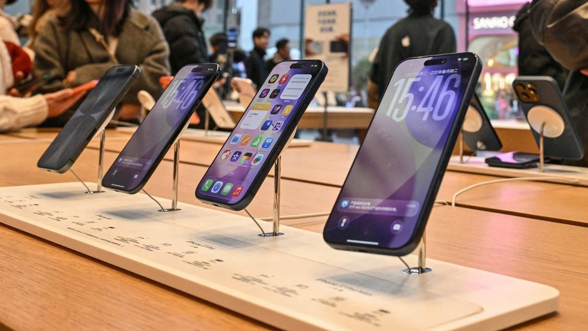 Render filtrado del iPhone 18 Pro que muestra un frontal con sensores integrados bajo la pantalla.