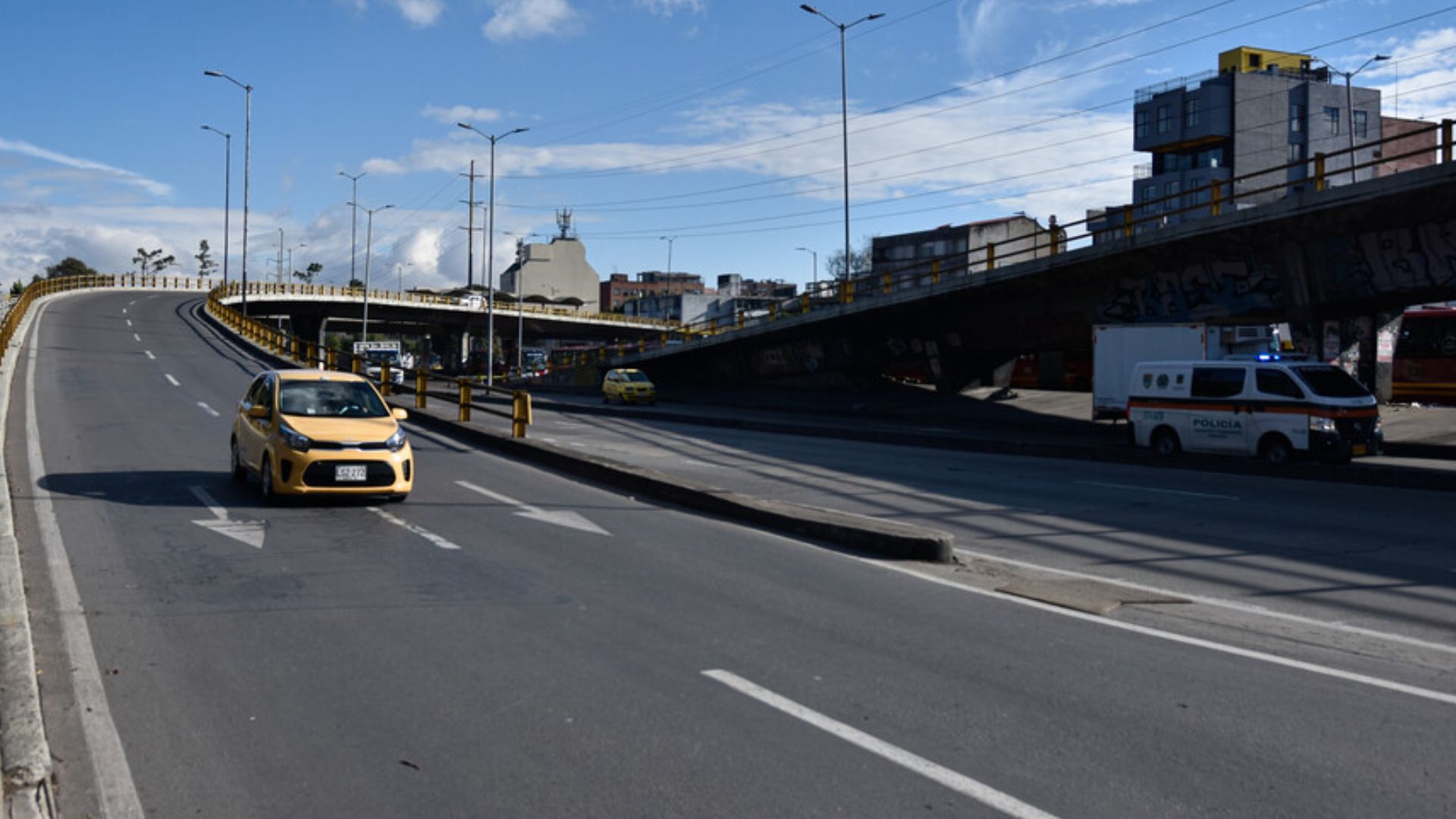 A esta lista se suman los vehículos de servicios públicos domiciliarios, los destinados al control de tráfico, la caravana presidencial y los vehículos de la Policía Nacional, Fuerzas Militares, organismos de seguridad del Estado y el CTI.