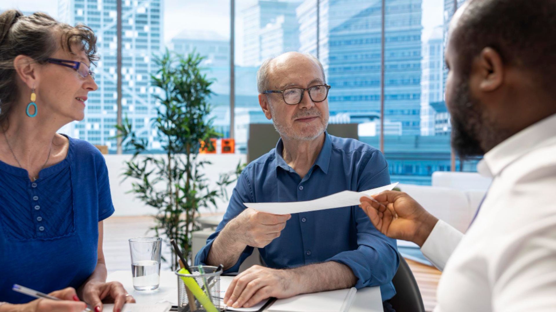 Sobre este punto, el presidente de Colpensiones, Jaime Dussán Calderón, ha señalado que muchas personas no son conscientes de las ganancias que generan los fondos privados.