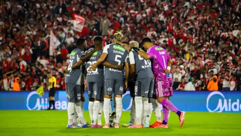 Los errores de Junior fueron tendencia. Jermein Peña despejó un balón que tomó Daniel Torres para Hugo Rodallega.