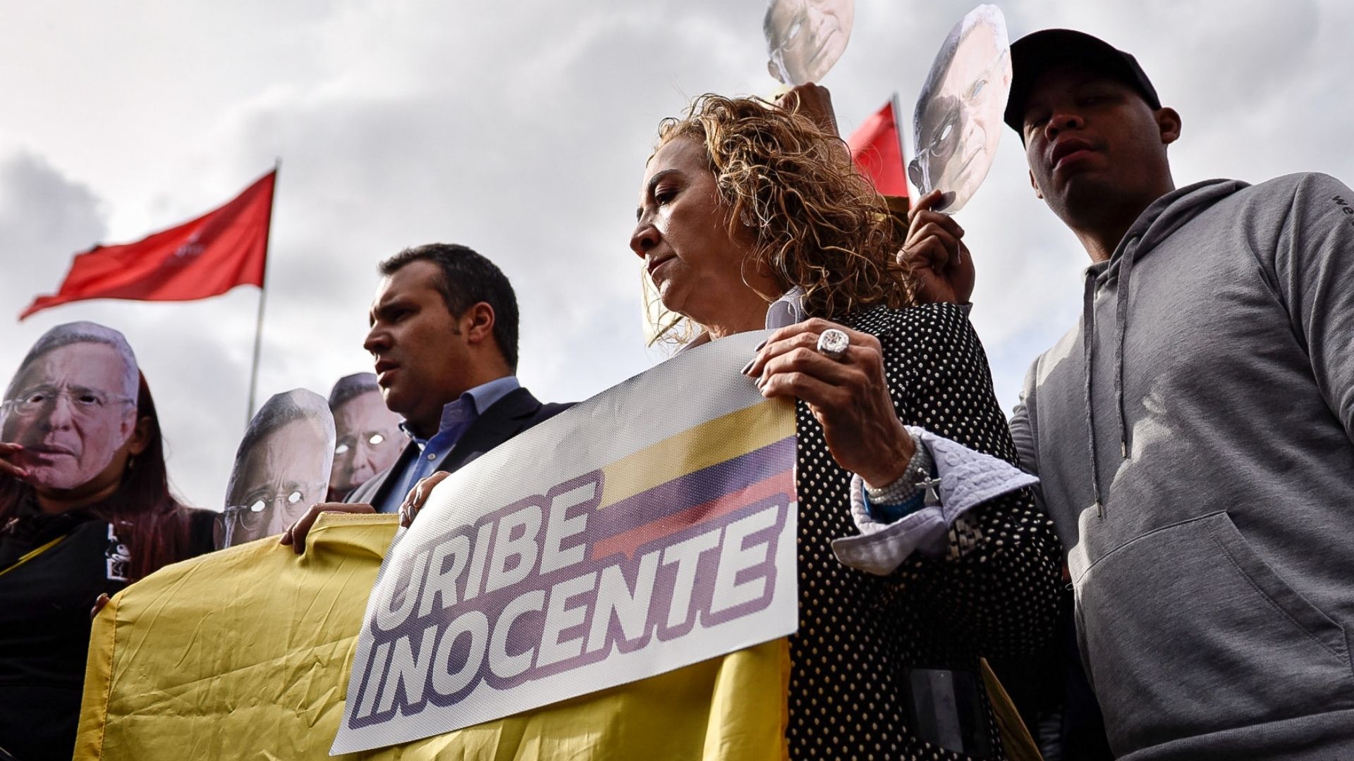 Simpatizantes del expresidente Álvaro Uribe realizaron un plantón fuera del Complejo Judicial de Paloquemao mientras la juez Sandra Heredia leía su fallo condenatorio en agosto de 2025. El Tribunal de Bogotá revocó esa decisión y la Corte Suprema tendrá la última palabra.