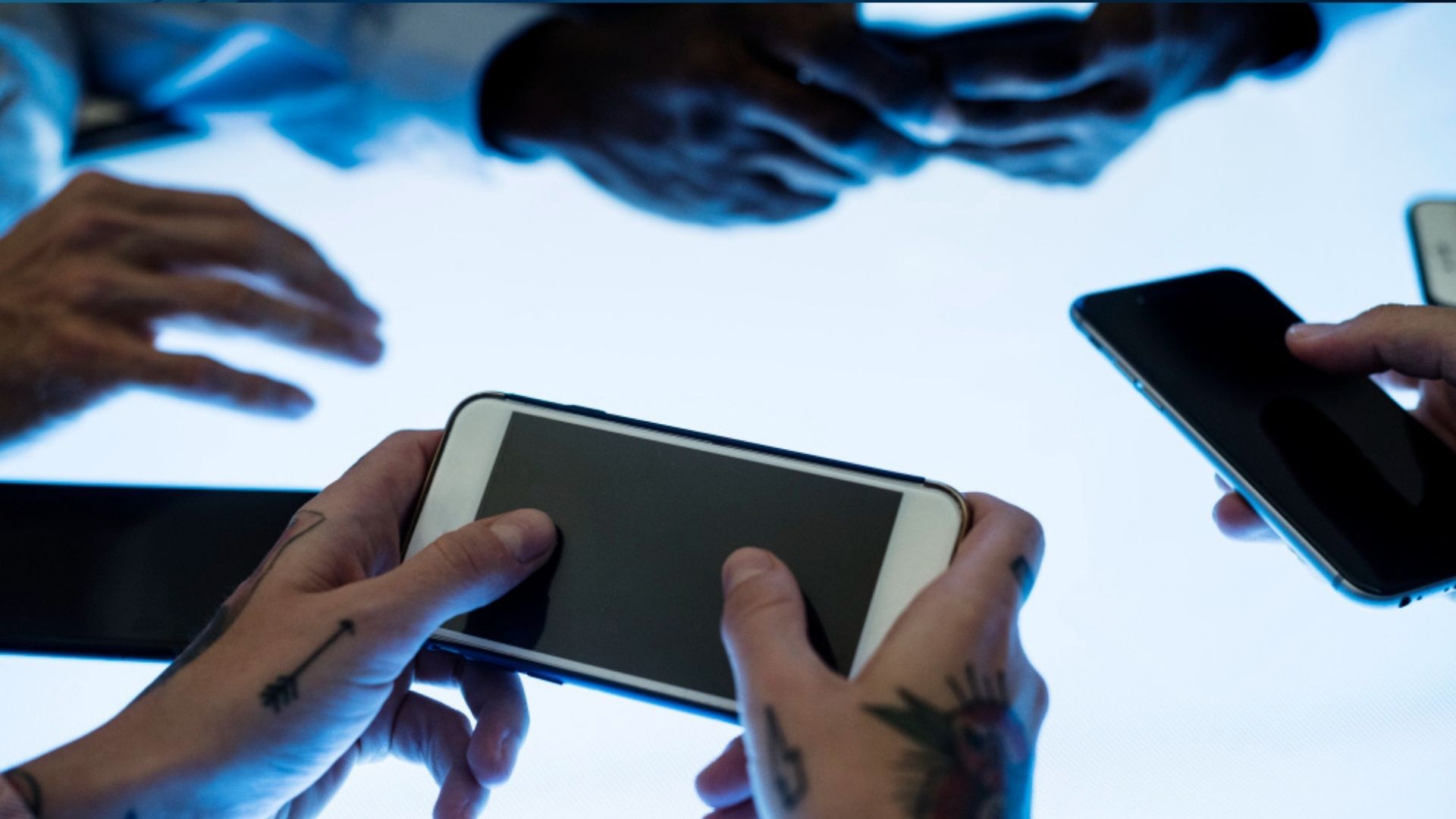 La miniaturización interna facilita diseños más delgados y un mejor uso de la batería.