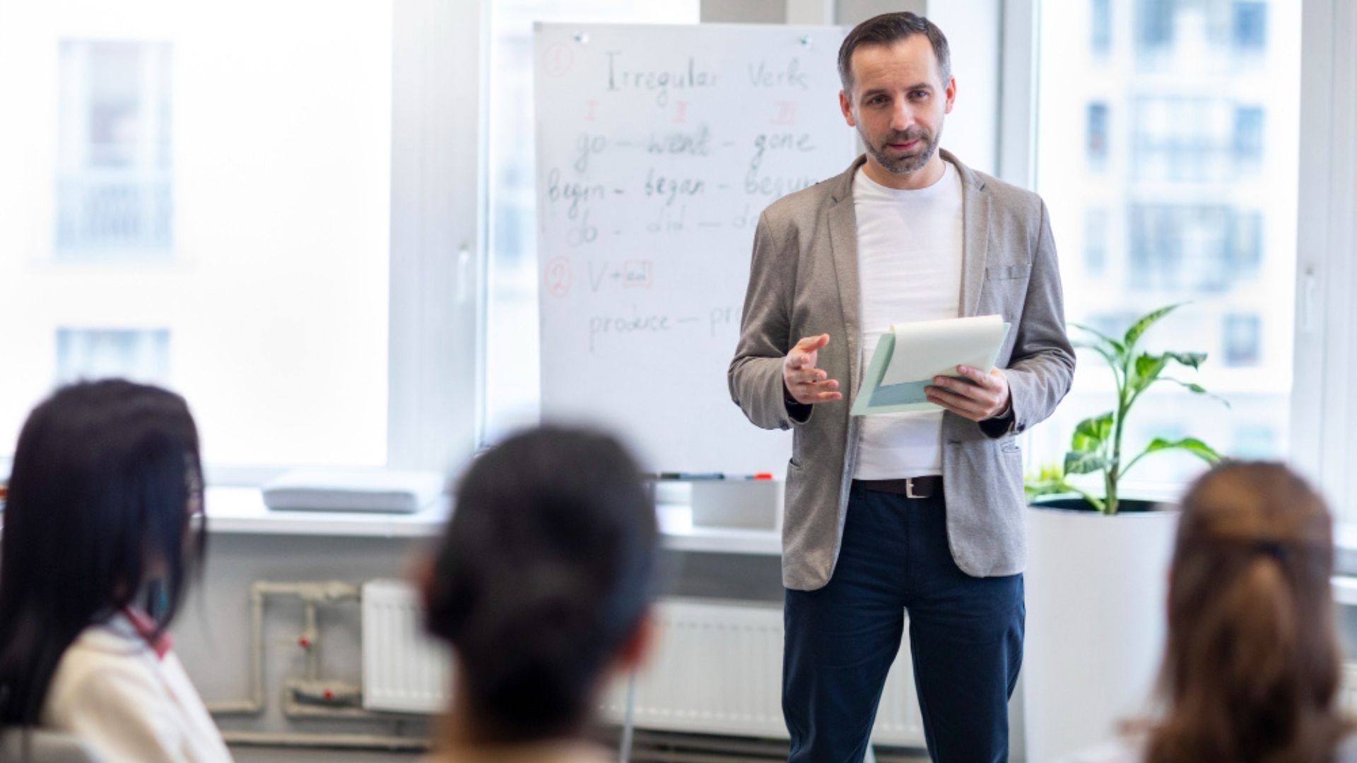 Entre los documentos obligatorios se exige el pasaporte vigente, además de los certificados académicos y laborales, que deben cargarse en formato PDF.