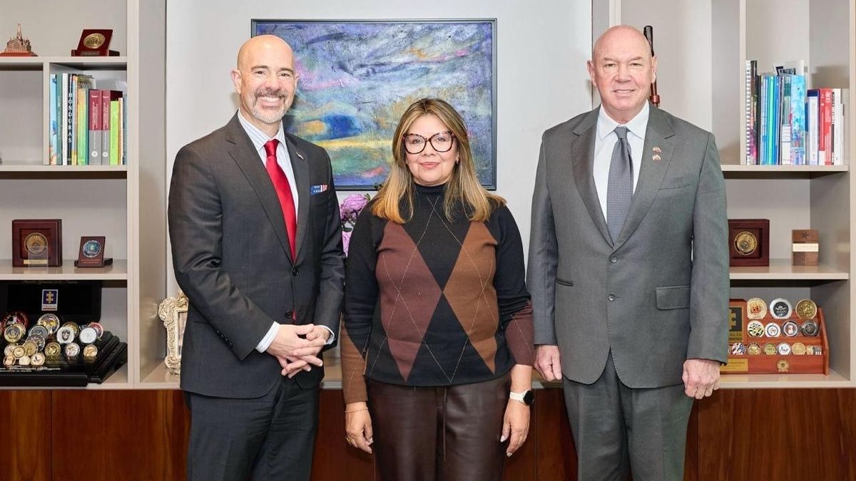 El director de la Agencia Antidrogas de Estados Unidos (DEA), Terrence Cole, se reunió este jueves con autoridades colombianas
