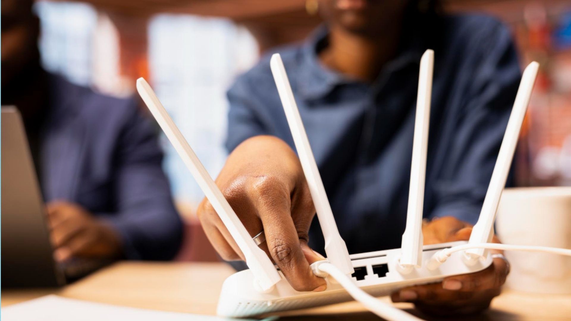 Cubrir el router afecta la ventilación y aumenta el riesgo de sobrecalentamiento del equipo.