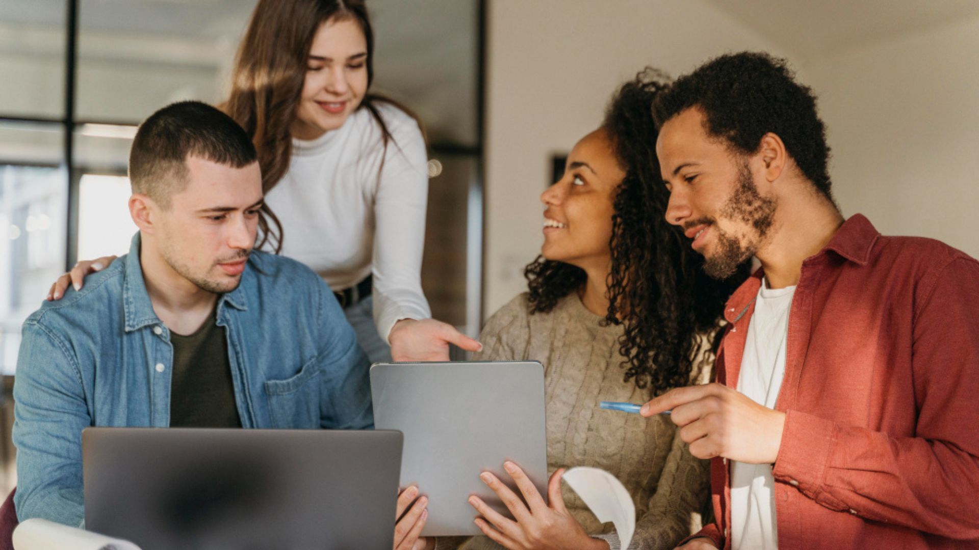 Dos horas adicionales con recargo diario es un incremento muy importante en la nómina mensual.