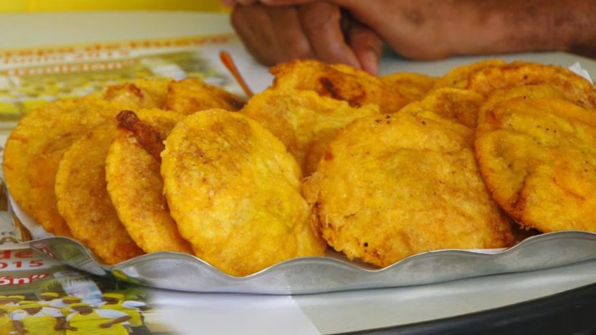 Arepas de huevo doradas, crujientes y listas para servir en casa.