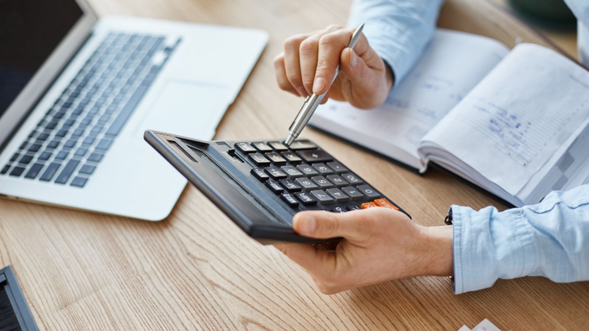La Semana Santa comienza con el Domingo de Ramos, día en el que se recuerda la entrada de Jesús a Jerusalén, recibido por la multitud con palmas y ramos.