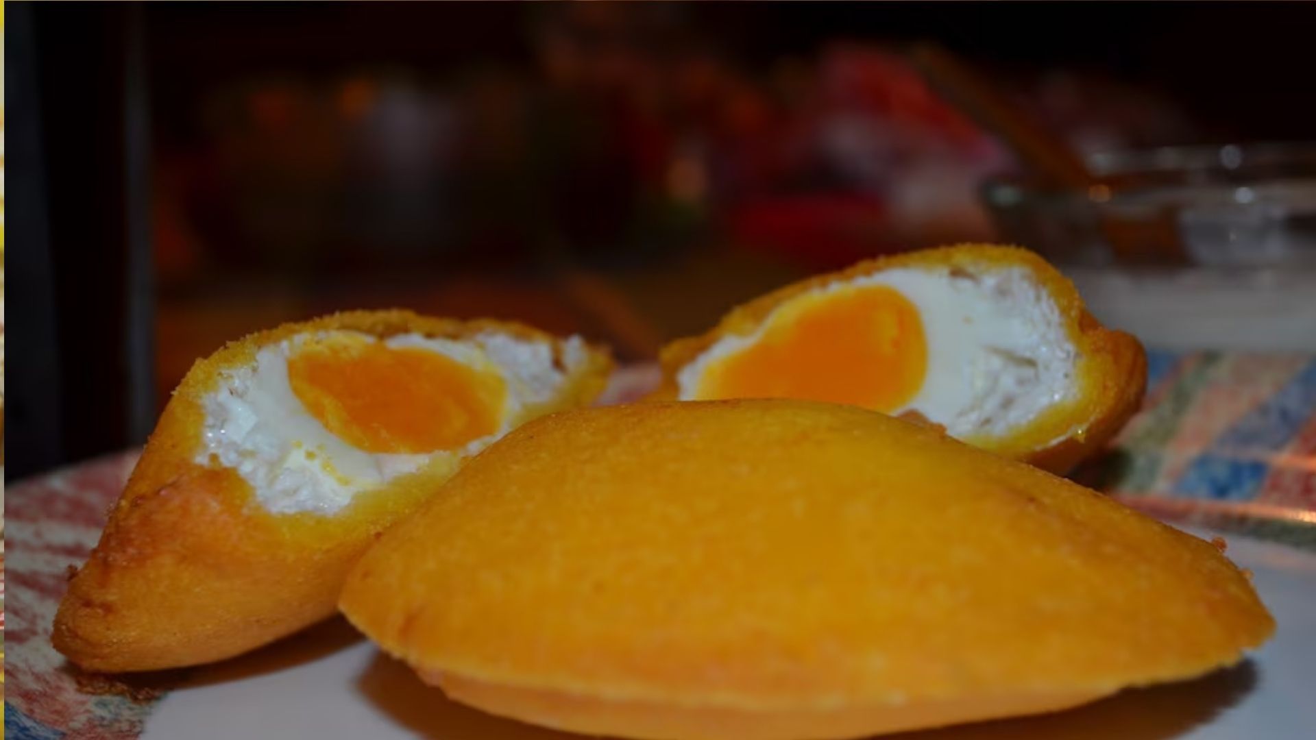Preparación artesanal de arepas de huevo con ingredientes básicos.