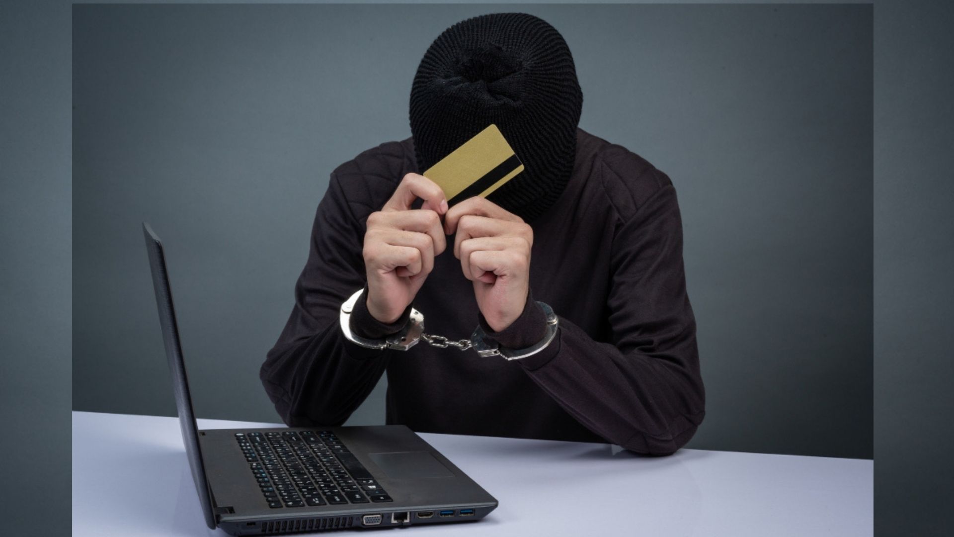 Evitar redes Wi-Fi públicas reduce el riesgo de robo de datos financieros.