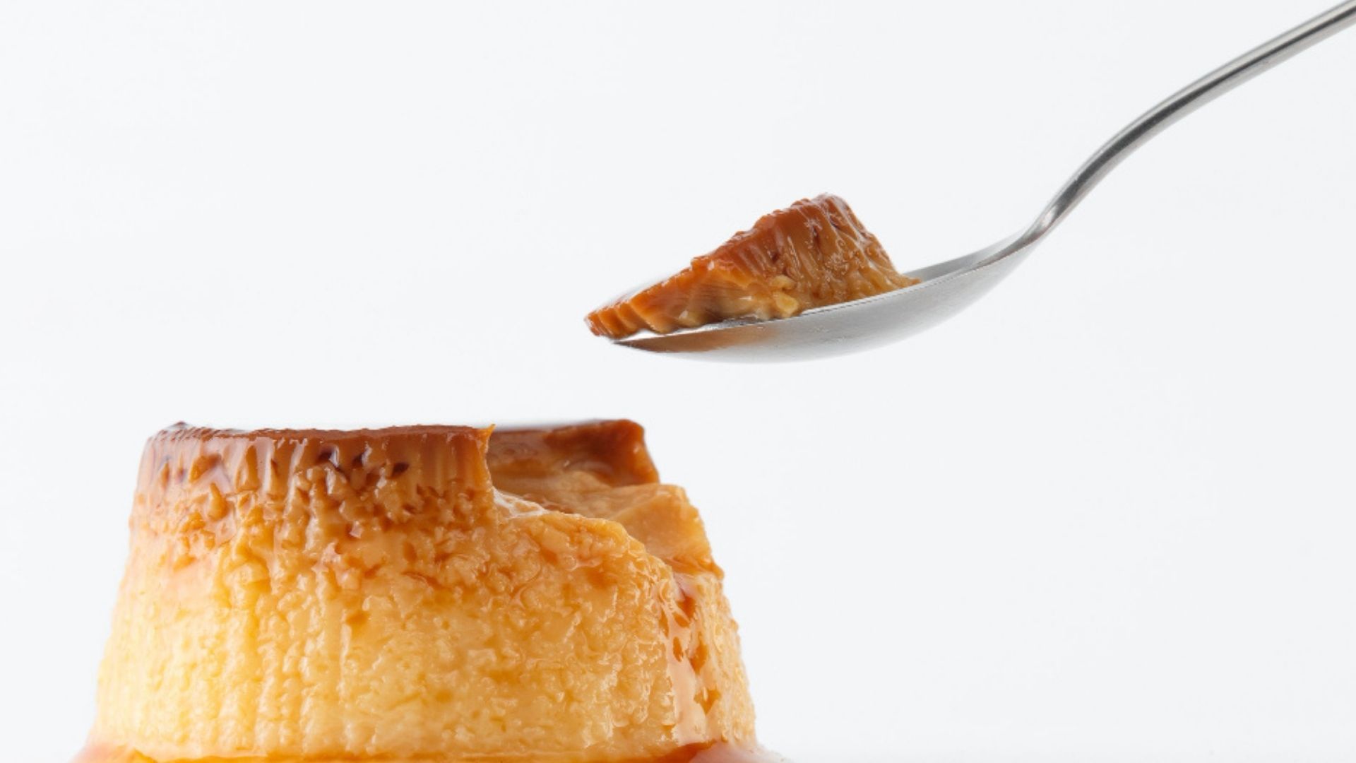 El reposo en frío es clave para que el flan casero quede firme y fácil de desmoldar.