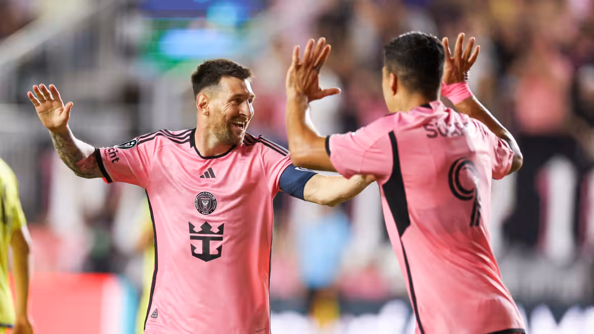 Lionel Messi, junto a su compañero uruguayo, Luis Suárez