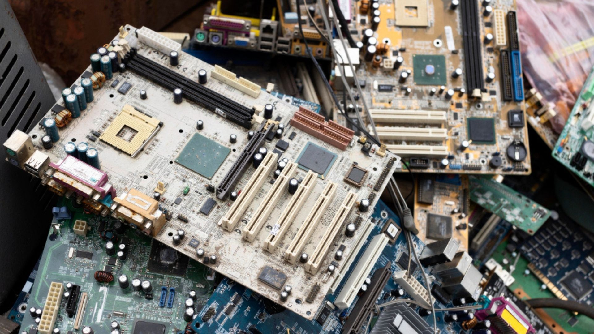 Antes de reciclar, conviene revisar cables y adaptadores para acceder a archivos almacenados.