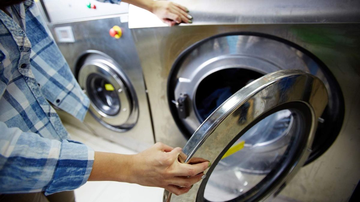 La acumulación de residuos en la lavadora afecta la limpieza de la ropa y aumenta el consumo de energía.