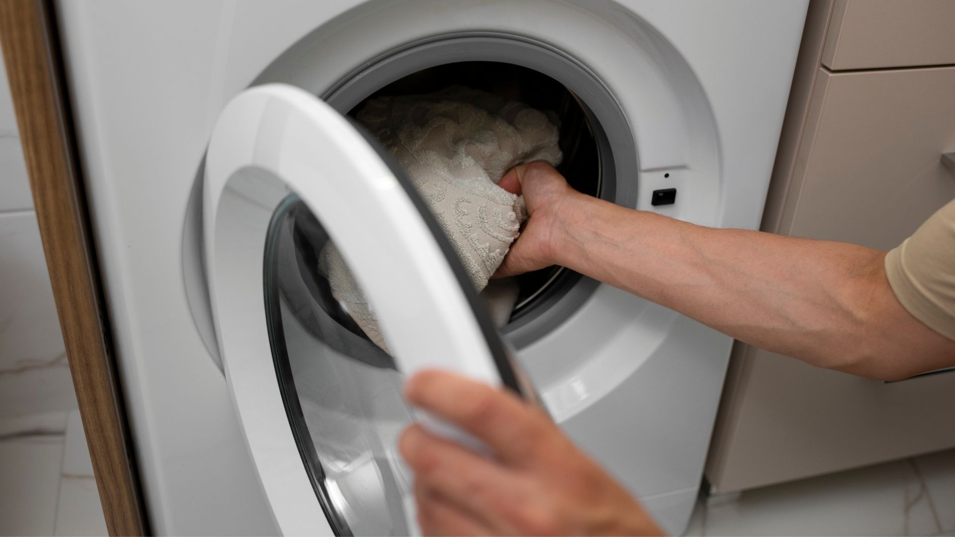 Residuos de detergente y humedad se acumulan en el tambor y los conductos de la lavadora.