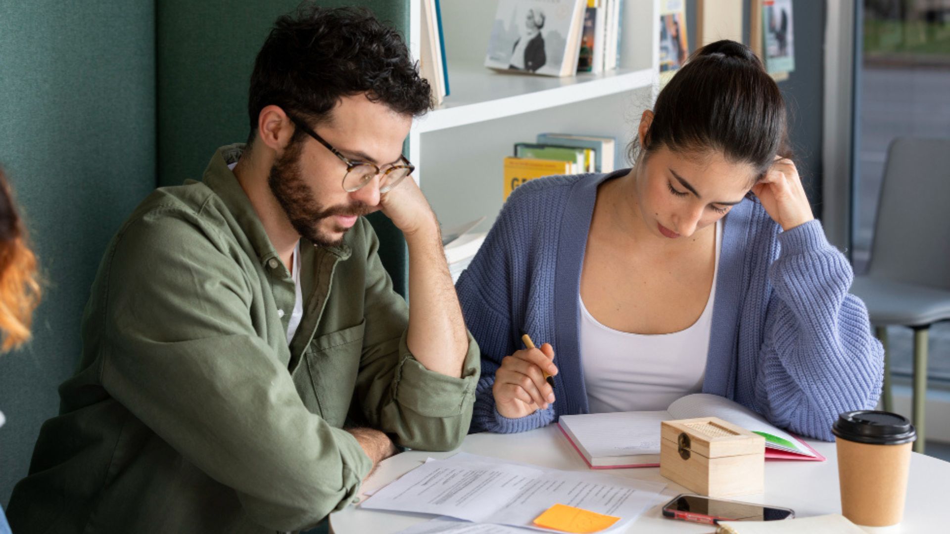La causa más común es la terminación del contrato de trabajo. 
