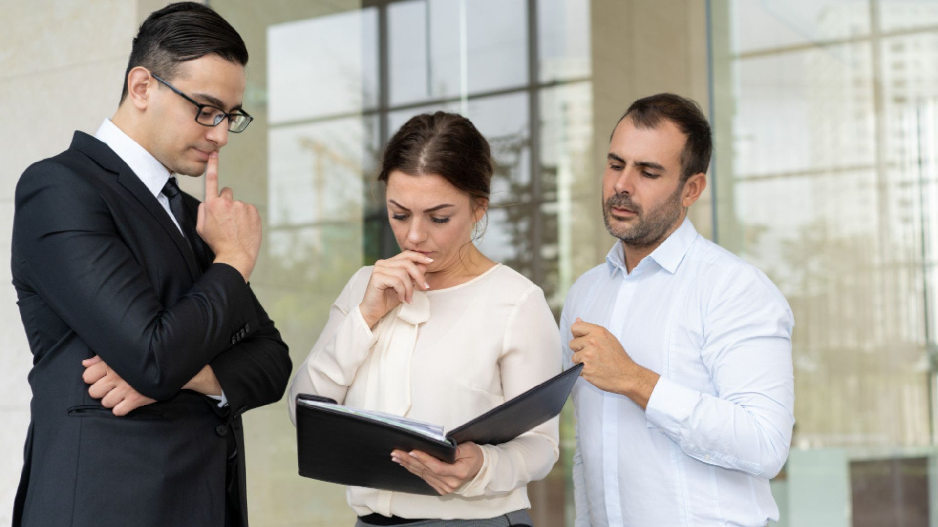 En casos de vivienda o educación, se requiere una carta de autorización del empleador, certificados, promesas de compraventa o documentos de crédito. 