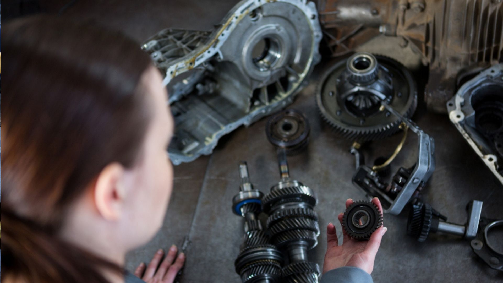 Las manchas rojizas bajo el vehículo suelen indicar fugas en la transmisión automática.