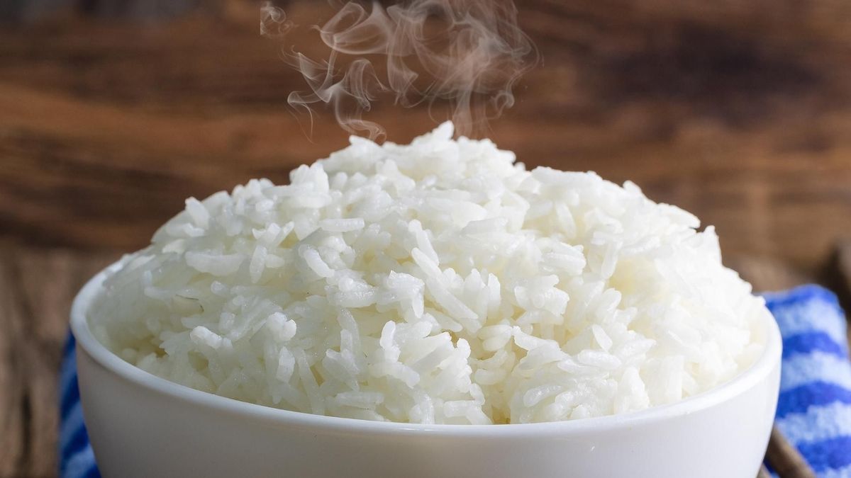 La preparación detalla el orden del sofrito, los tiempos de cocción y el reposo final del grano.