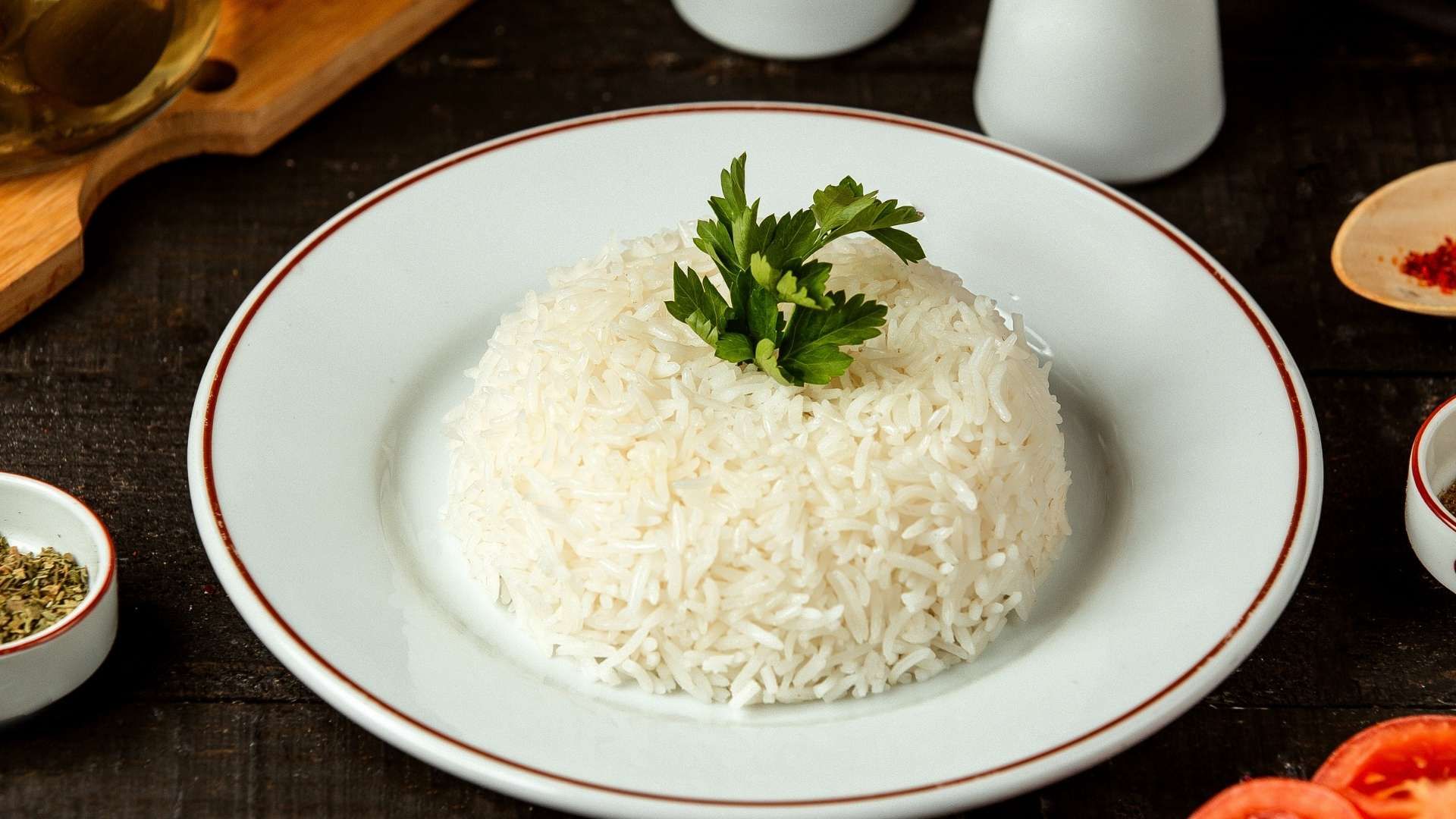 El método explicado se basa en el control del fuego y en una proporción específica de líquido y arroz.