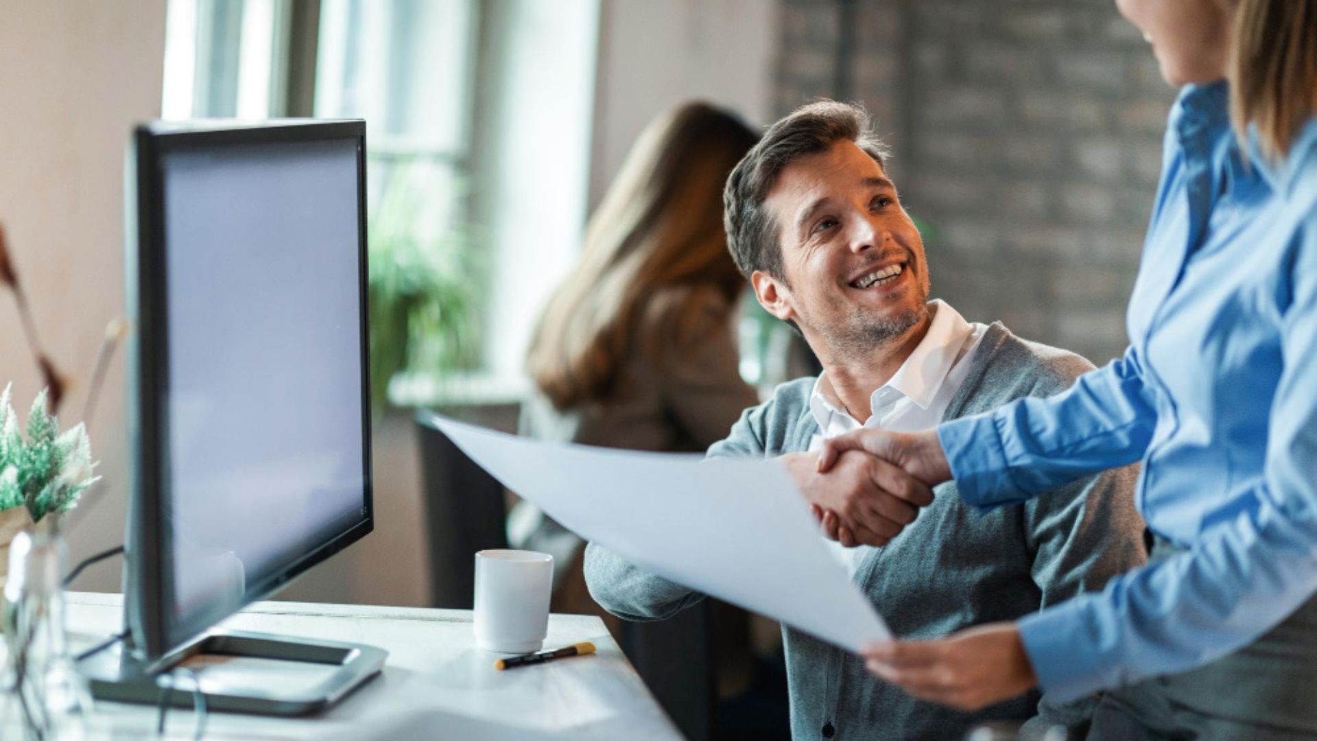 Aunque las ofertas no exigen dominio del inglés, sí contemplan condiciones básicas para aplicar. 