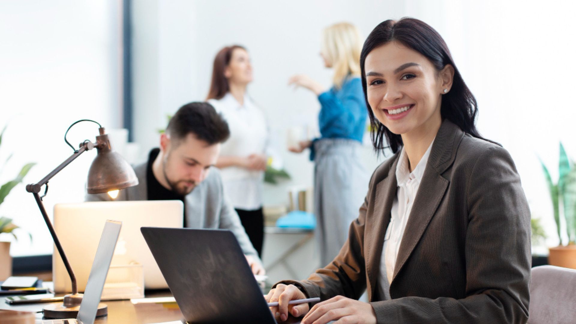 La empresa ofrece capacitación inicial y exige habilidades básicas de comunicación y disponibilidad para cumplir con las tareas asignadas.