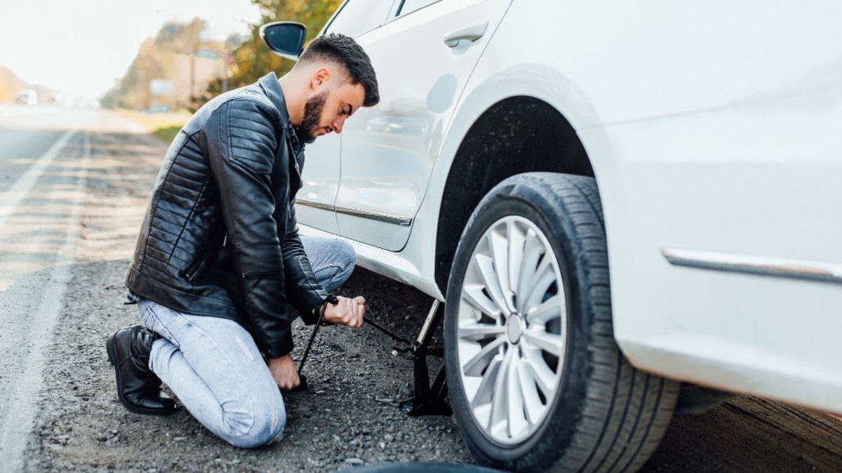 Revisar la presión correcta de las llantas antes de viajar reduce el riesgo de accidentes en carretera.