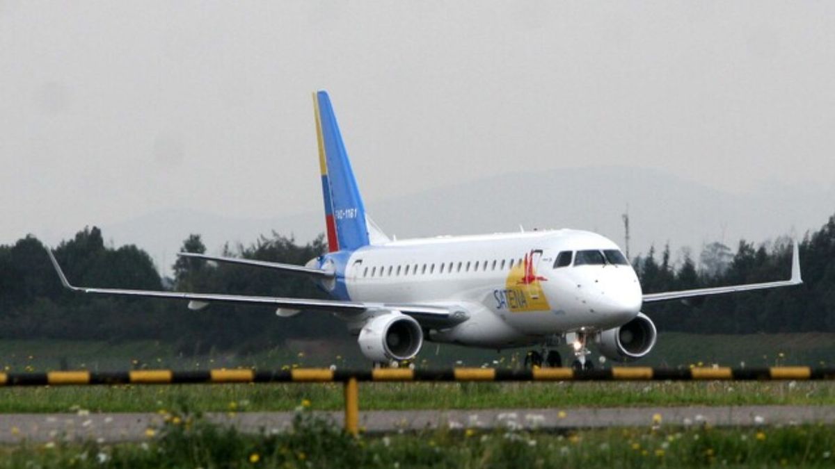 Avión de Satena en la pista