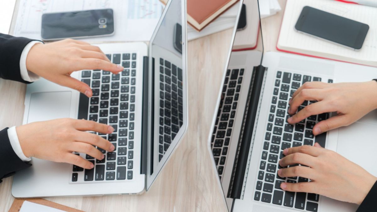 La plataforma integra inteligencia artificial directamente en el documento de trabajo.