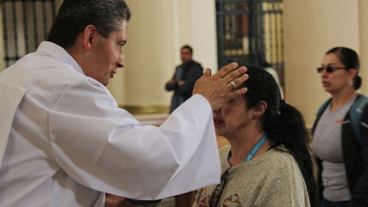 El Miércoles de Ceniza abre la Cuaresma con un rito que recuerda el sentido de la penitencia en la tradición católica.