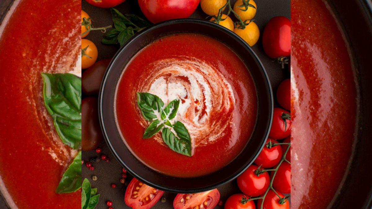 El uso de tomates maduros garantiza un sabor más intenso y natural.